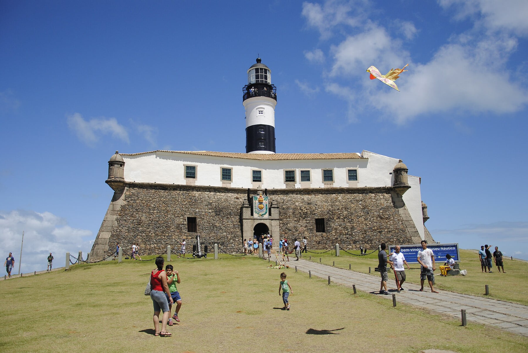 Forte de Santo Antônio und Farol da Barra unter blauem Himmel