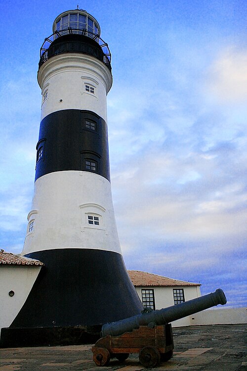 Leuchtturm Farol da Barra in Salvador mit schwarz-weiß gestreiftem Turm